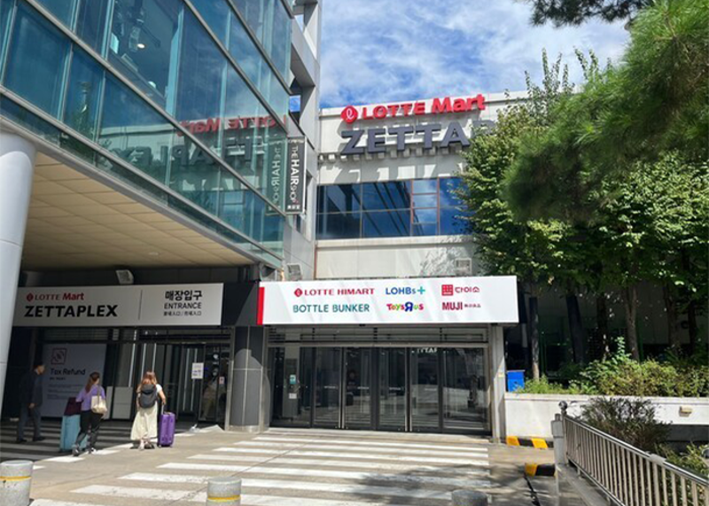 ZETTAPLEX首尔站店真实入口，可见超市与Bottle Bunker等招牌。