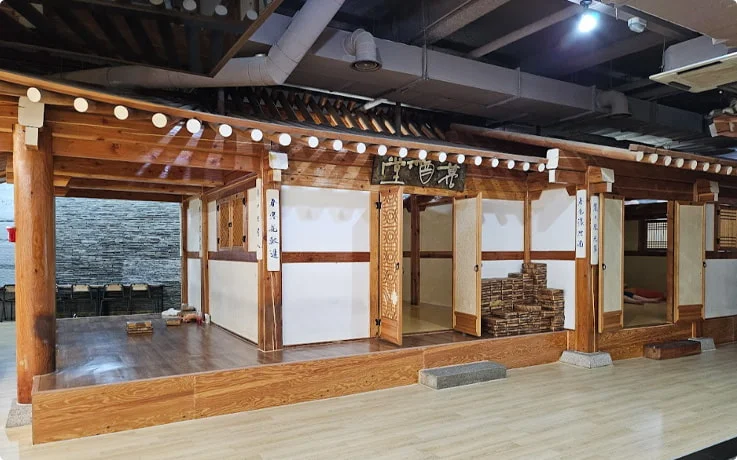 SPAREX 东大门分店的汗蒸空间；Trazy 原页图片 alt 明确标注 Dongdaemun branch。设施开放情况以到访日为准。