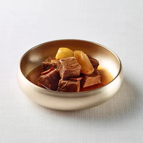 La Yeon 发布的酱汁炖肉菜品照片；与餐厅对应，拍摄日期未确认。