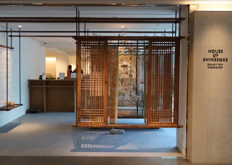 House of Shinsegae入口；图中招牌与空间实际对应。