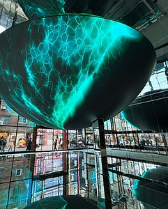 KoreaToDo标注为Blue Elephant SPACE SEONGSU的实景，球体与多层空间已目视核对；灯光内容会变化。原公开图较小，不作为商品细节判断。