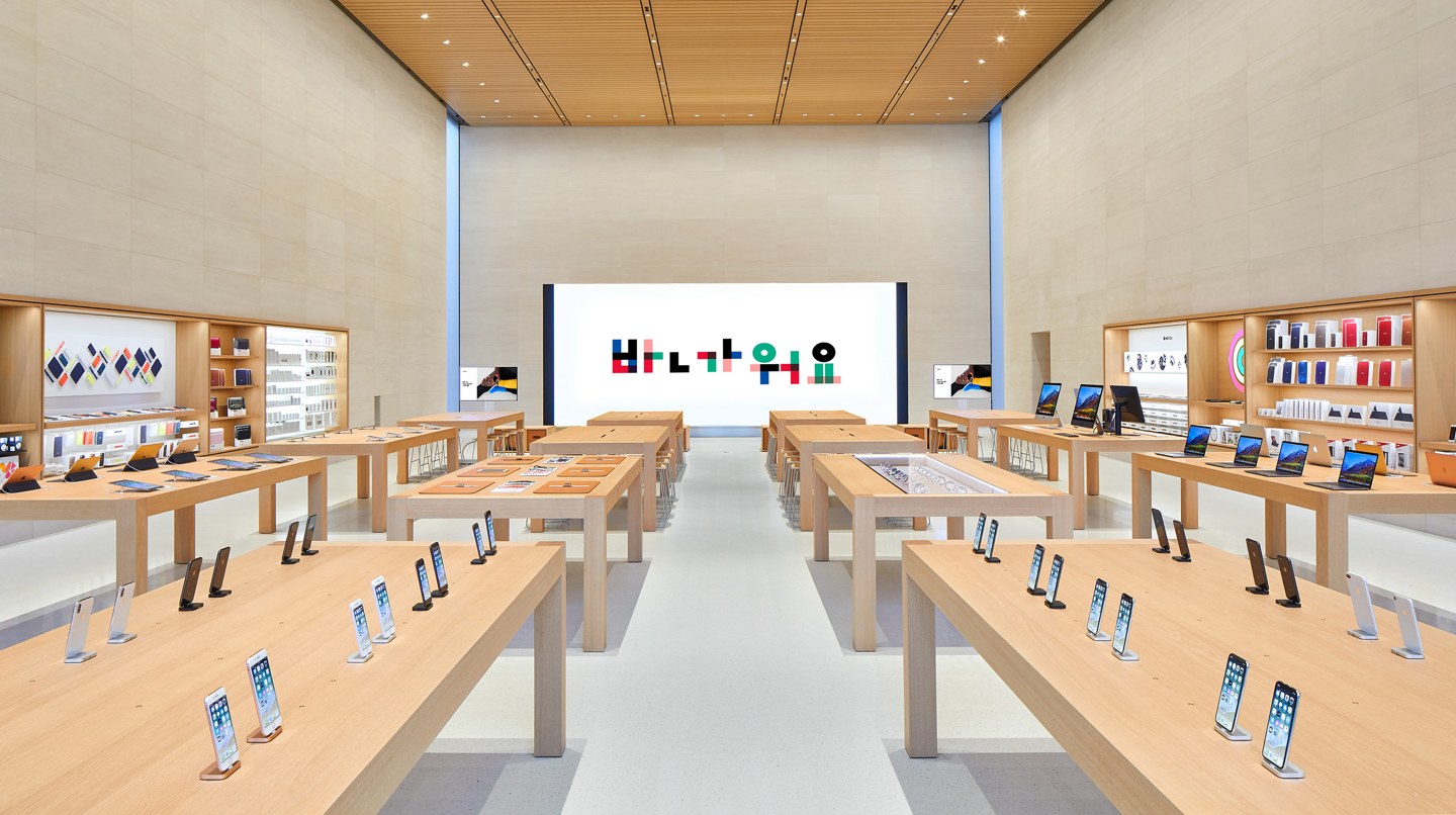 Apple林荫道官方室内照；陈列与设备代际可能随时间调整。