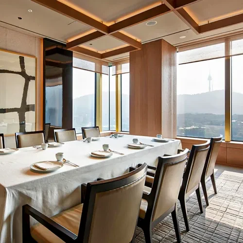 La Yeon 的临窗用餐空间，窗外可见南山方向；此图不代表你们能获分配同一餐桌。