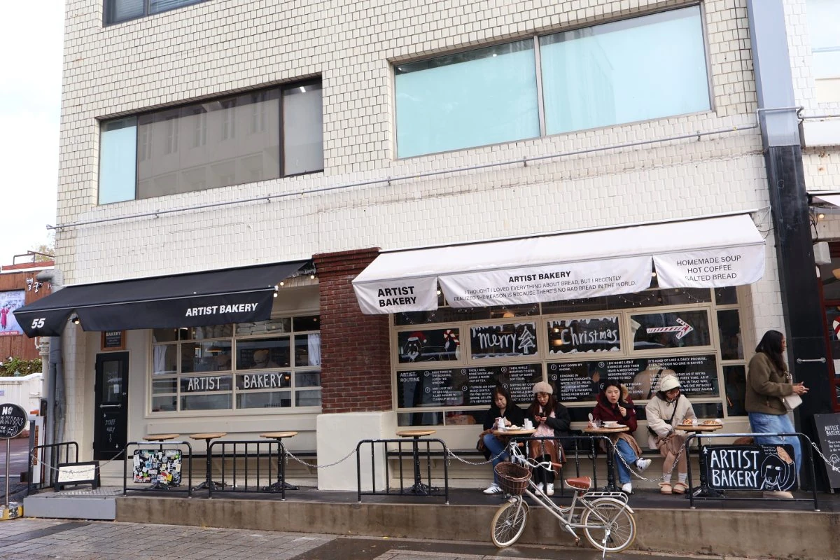 安国店2024年店面与室外座位实景；节日装饰属于当次拍摄，不是十月现况。