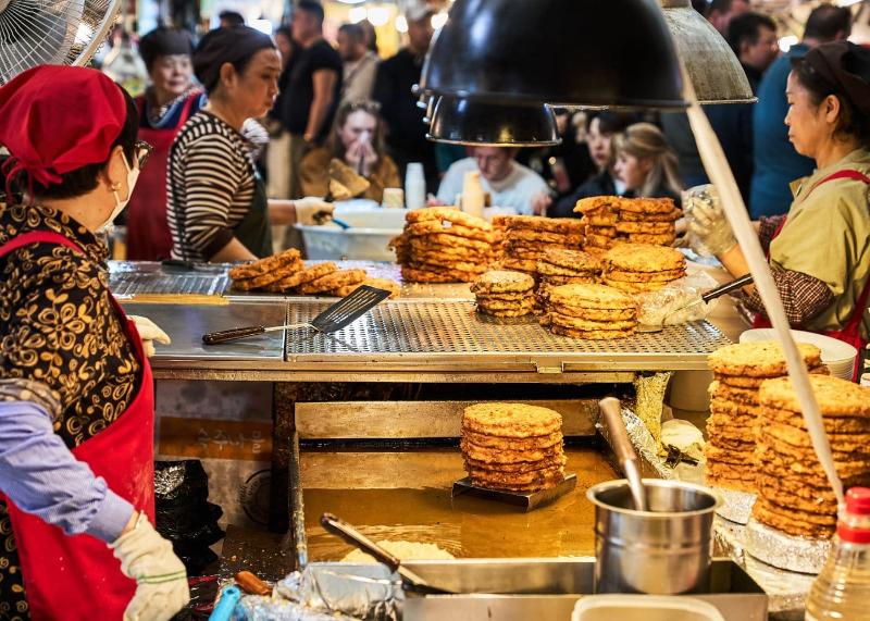 绿豆煎饼摊位实景；画面不是指定店十月出品和价格保证。