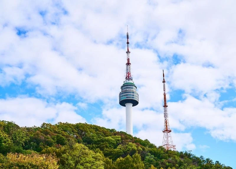 南山首尔塔旅游局实景配图；非旅行日天气、排队或照明保证。