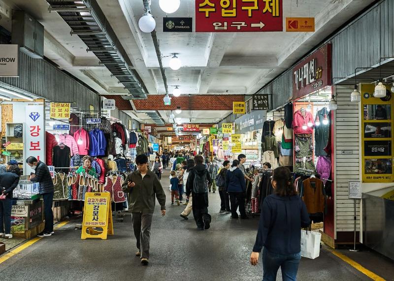 市场服饰通道实景，与食品巷的营业时段不同。