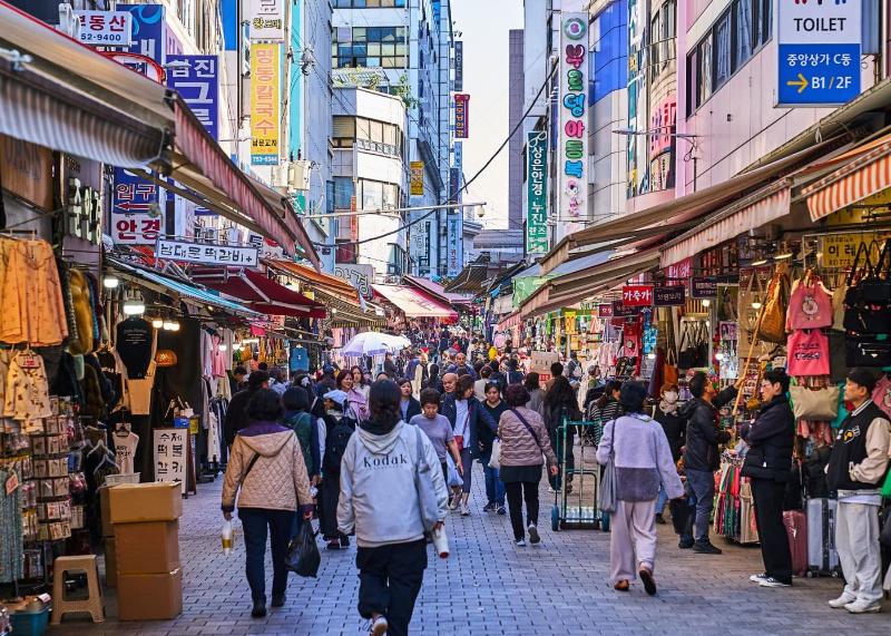 市场步行街巷实景；保存店号和入口便于回购。