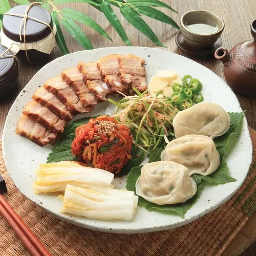 开城饺子宫官方指南页的饺子、切肉与配菜摆盘；具体套餐名称与现价未确认。